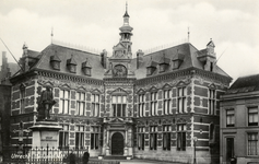 269 Gezicht op het Academiegebouw (Domplein 29) te Utrecht met op de voorgrond het standbeeld Jan van Nassau (Domplein).